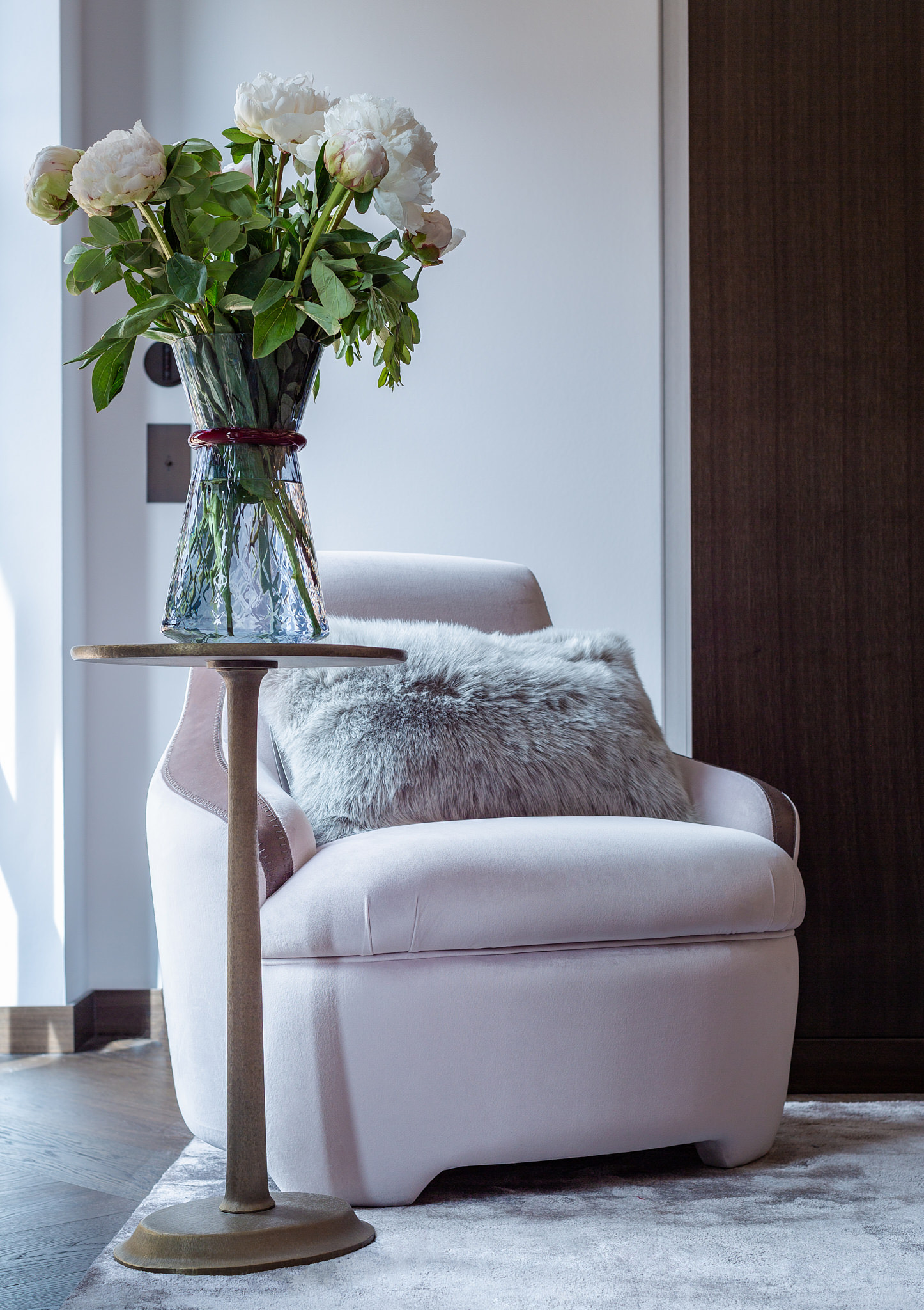 Villa P — Armchair peonies