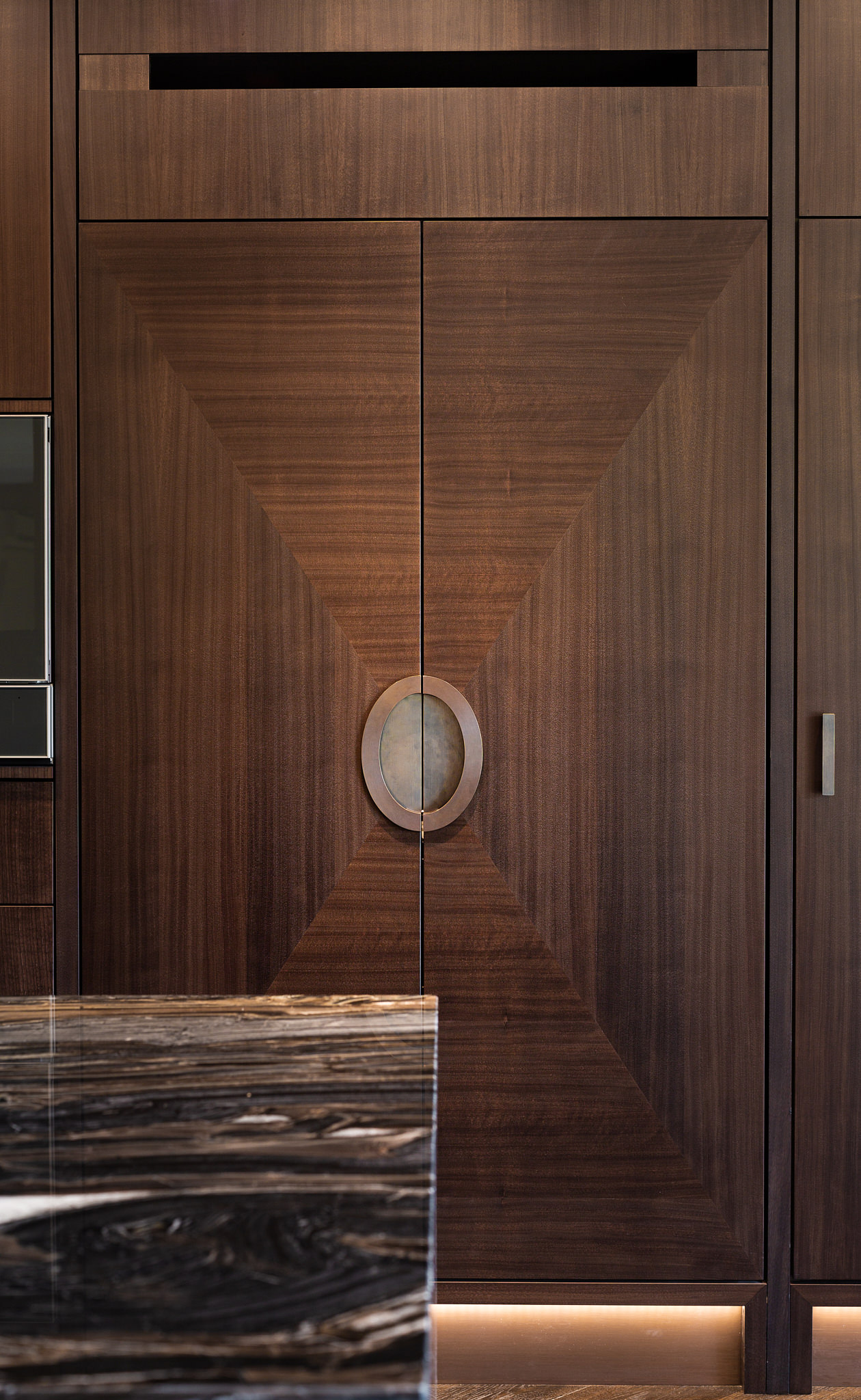 Villa P — Oak door oval handle