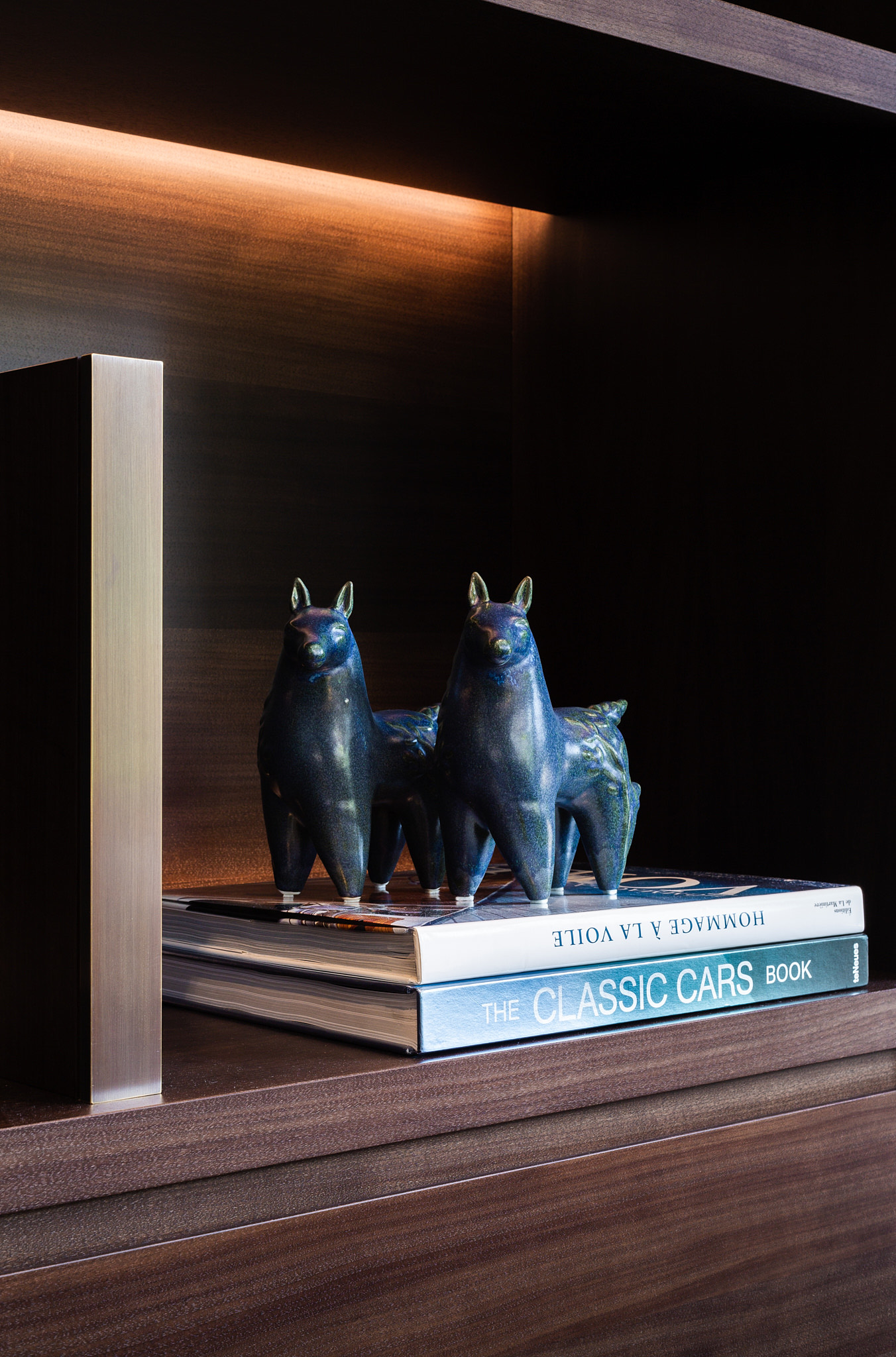 Villa P — Shelf sculptures books