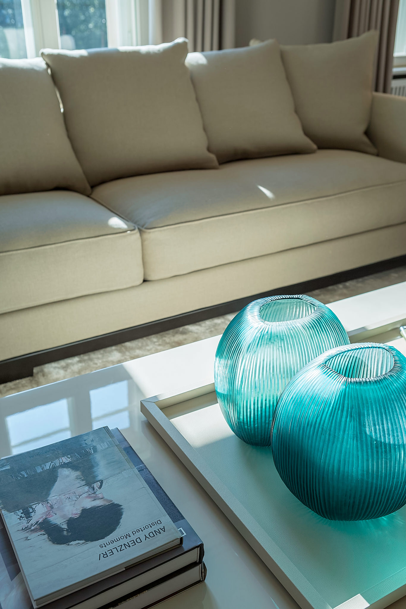 Villa M — Sofa turquoise vases