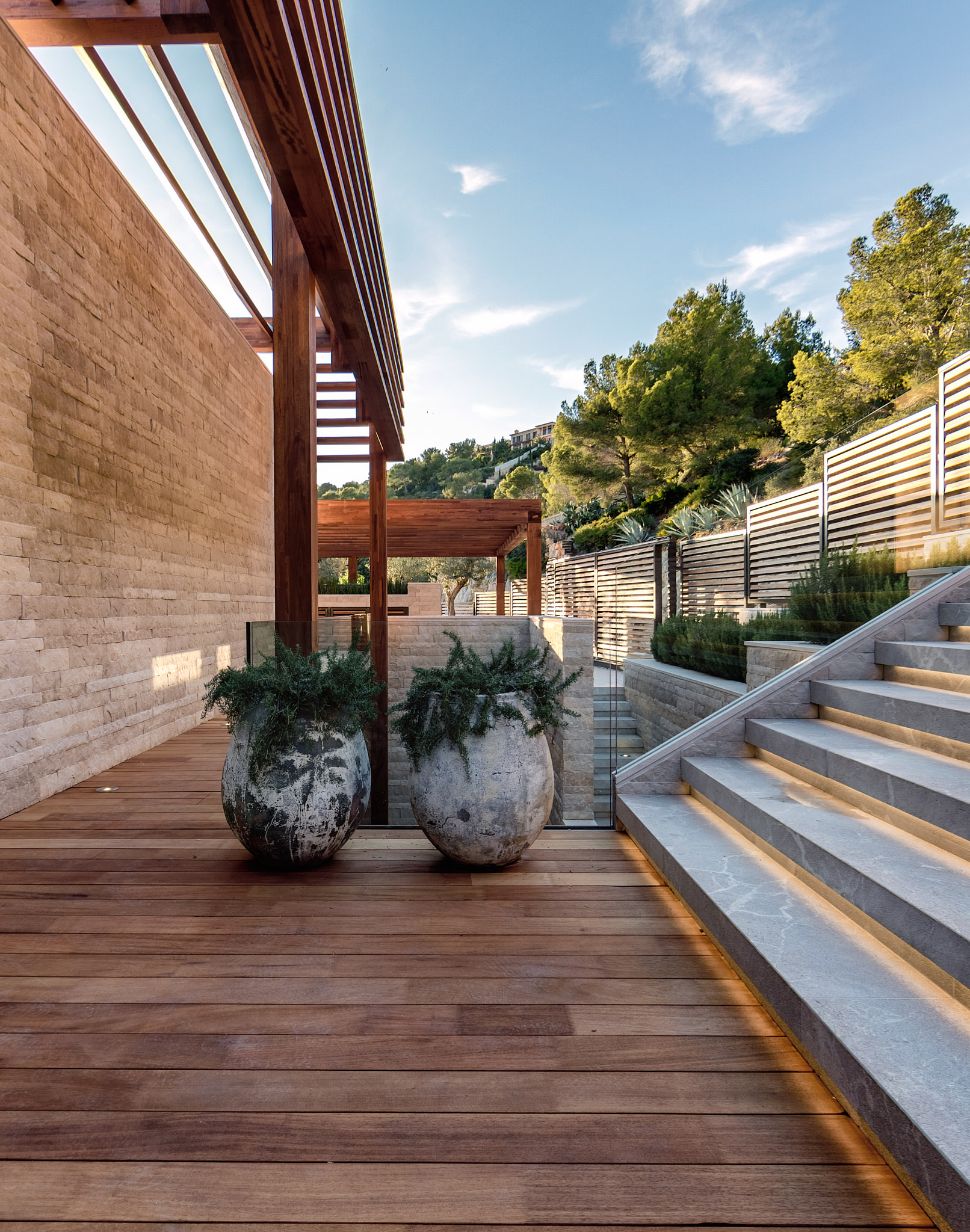 Miro 8 — Terrace stone planters