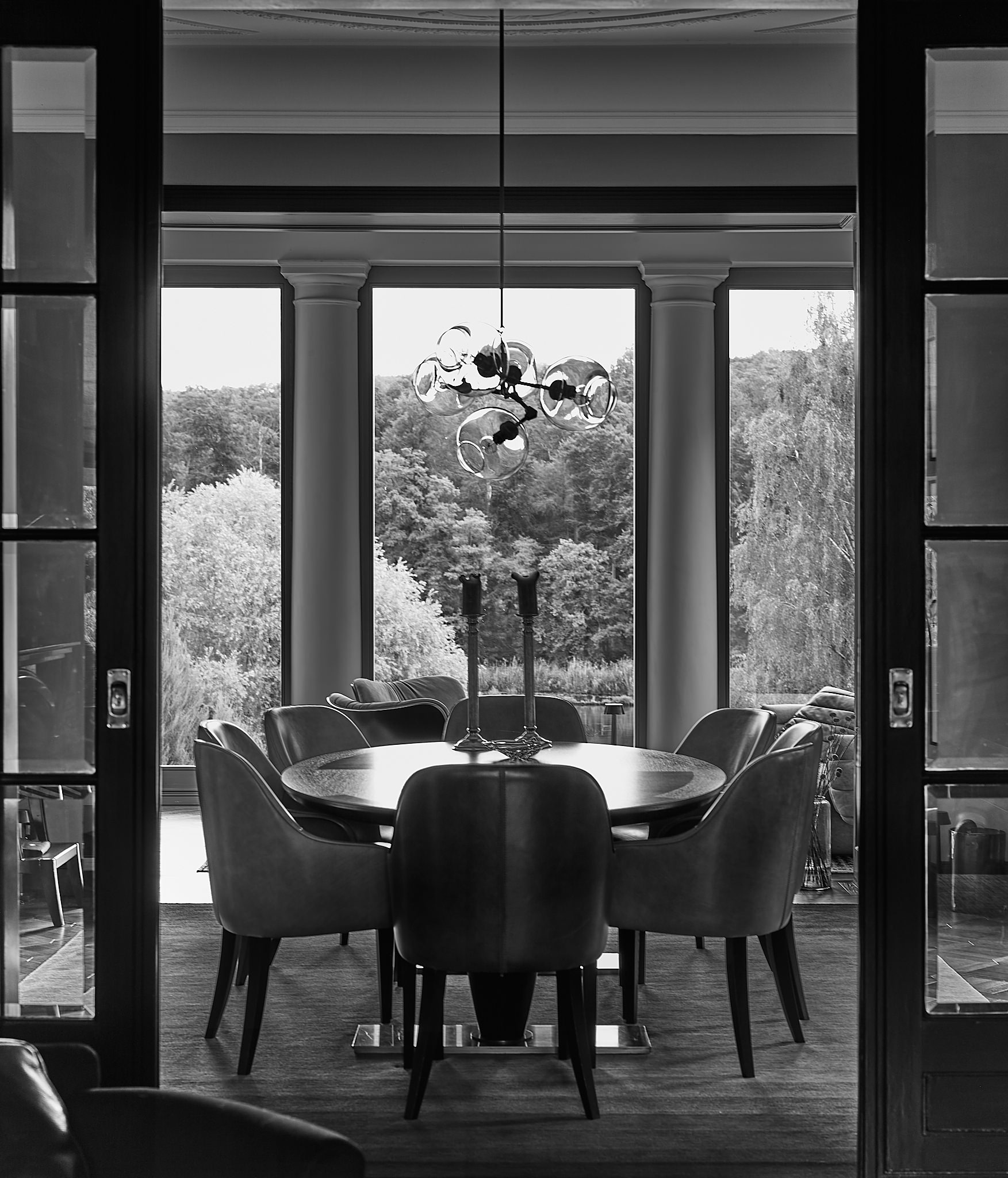 Villa D — Dining room columns garden
