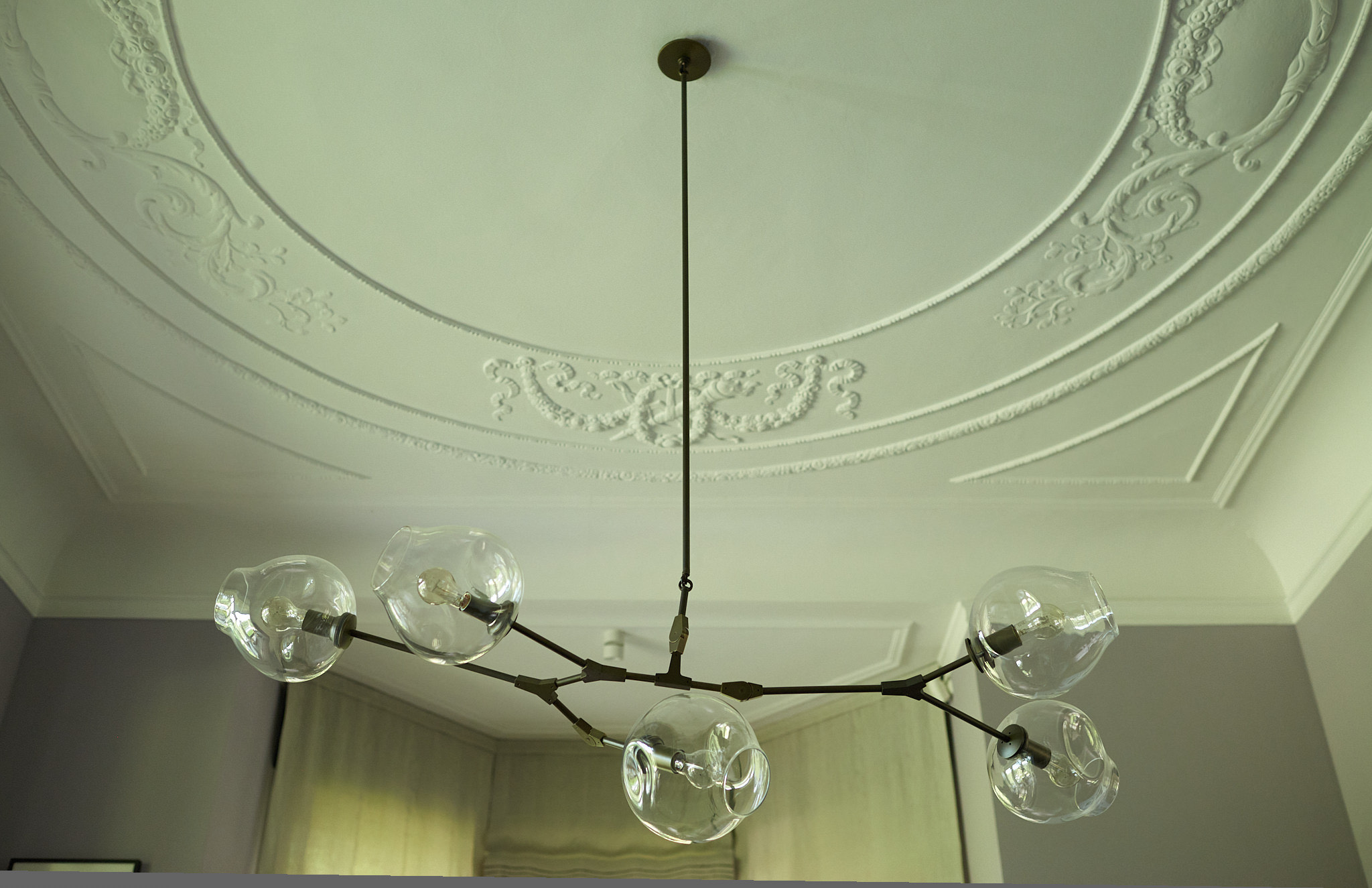 Villa D — Stucco ceiling chandelier
