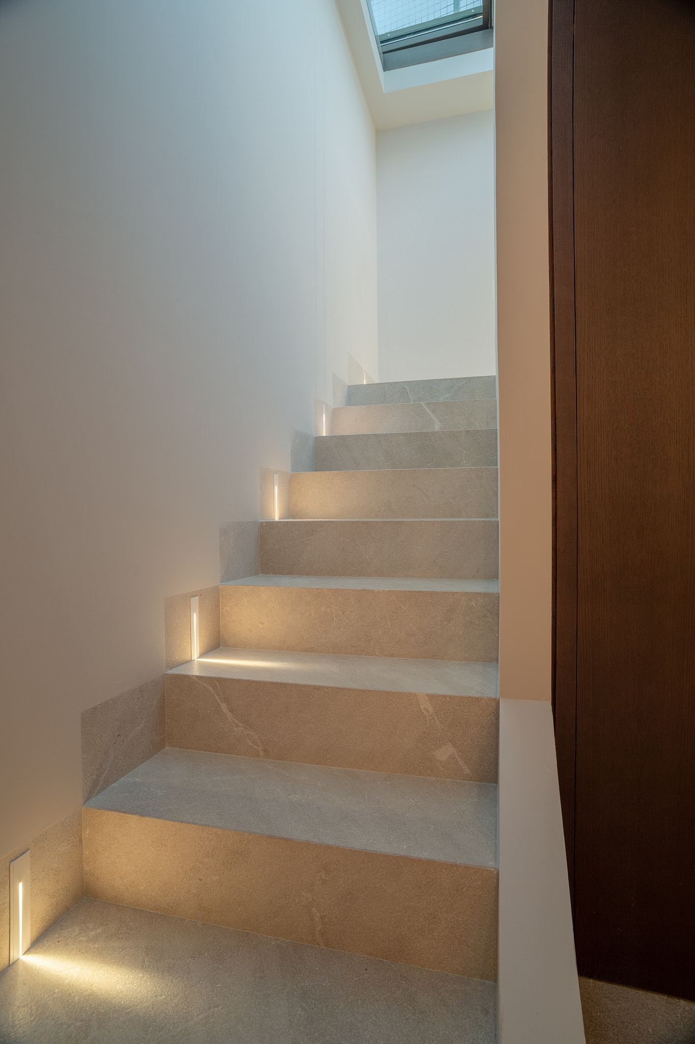 Penthouse CA — Dark wood lamp niche