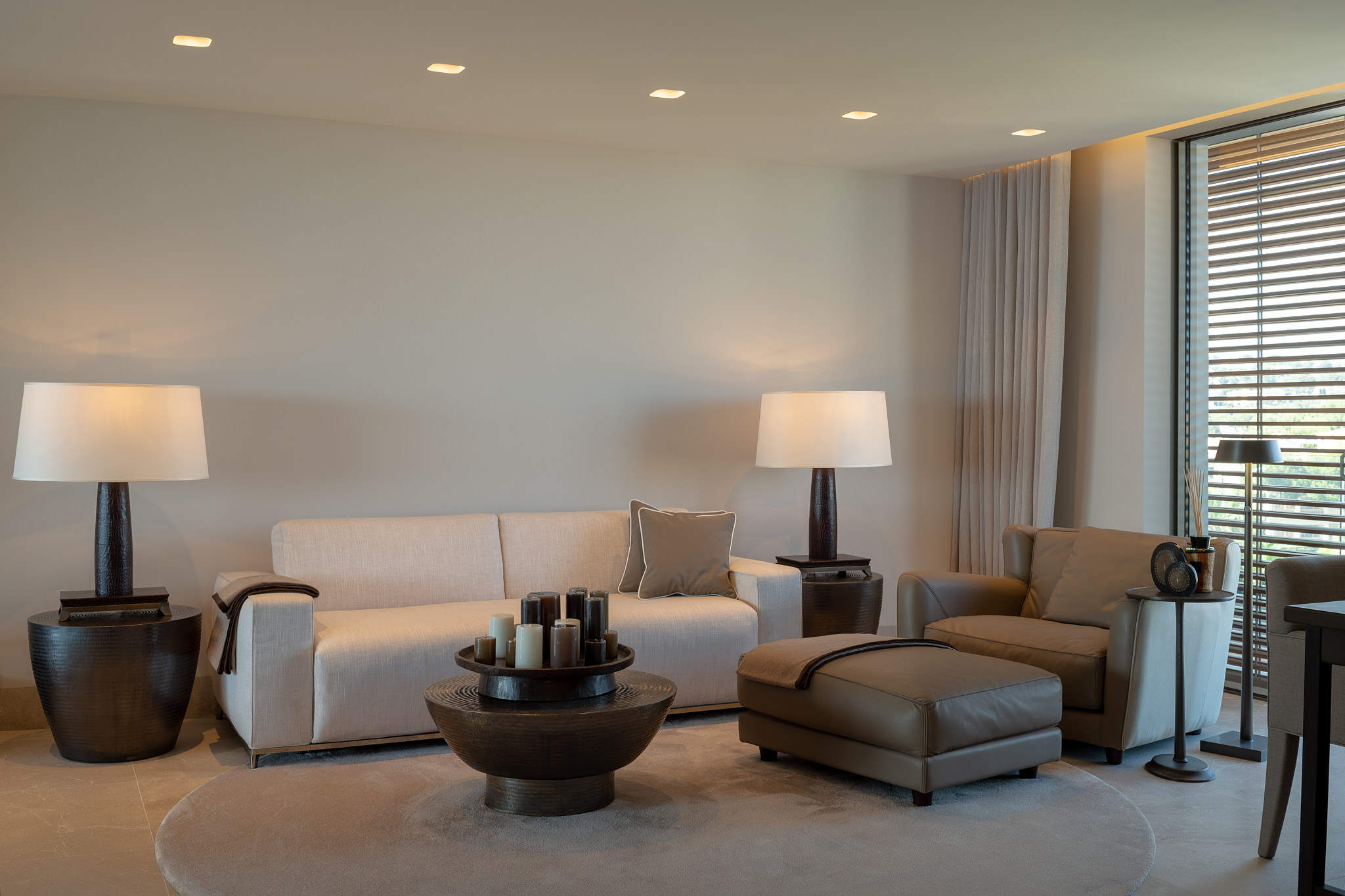 Penthouse CA — Lounge twin lamps
