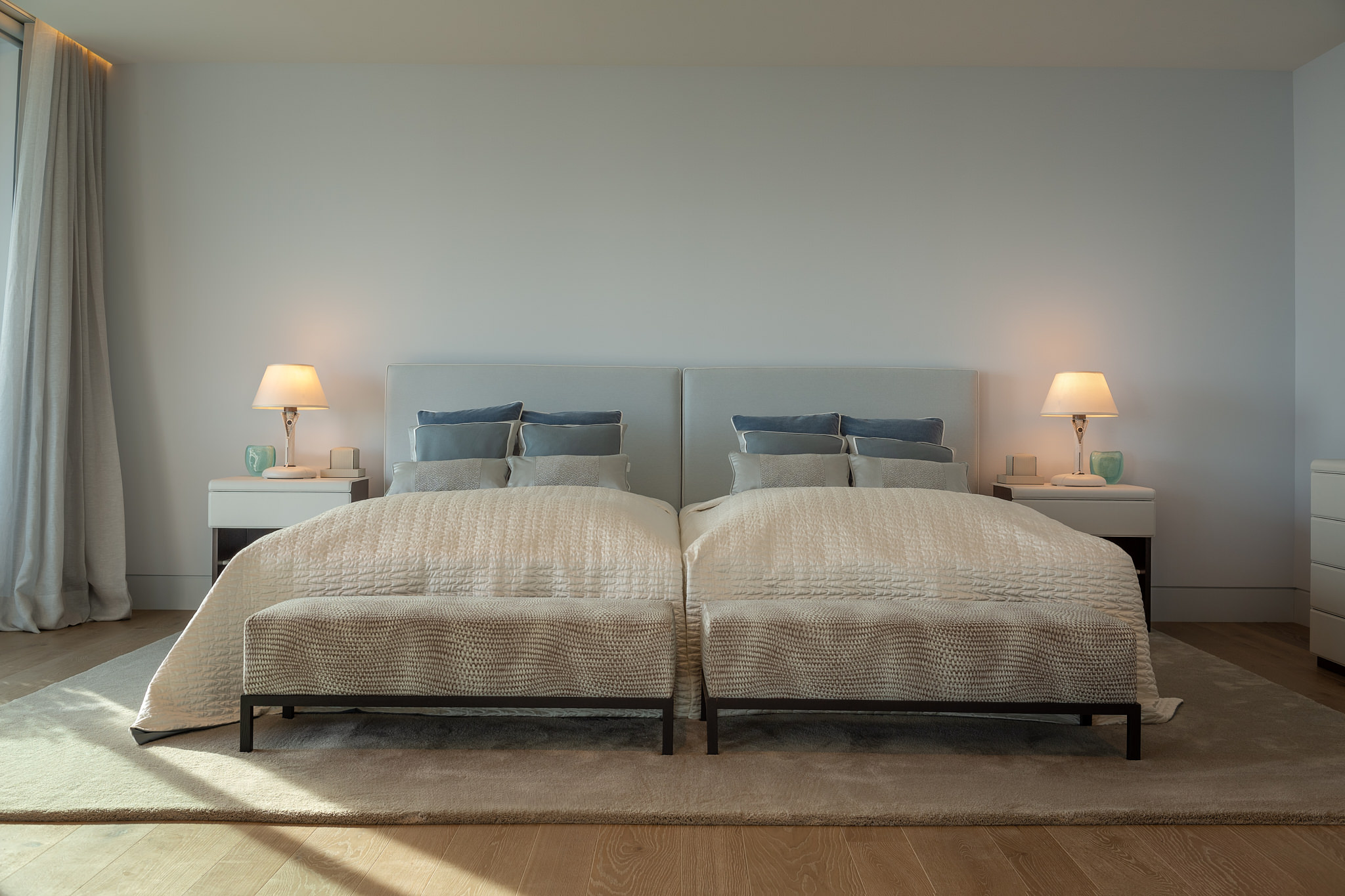 Penthouse CA — Twin beds blue cushions